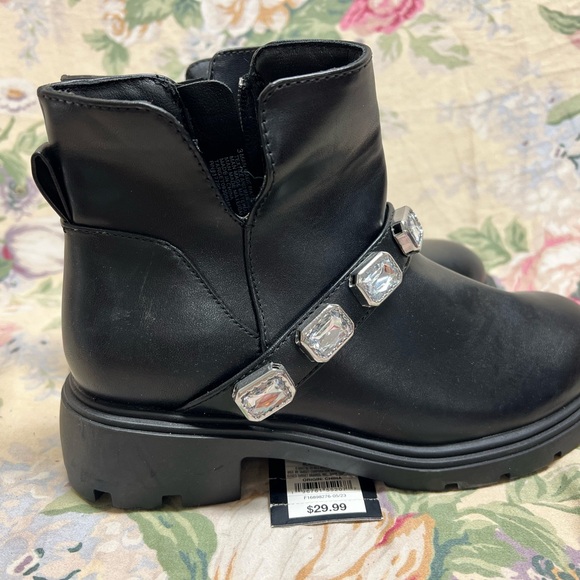 Boots - Picture 4 of 9